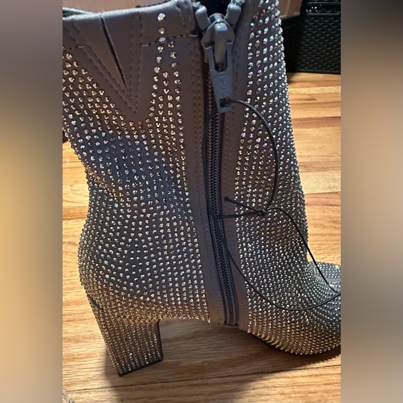 Rhinestone boot. Size 8 - Picture 6 of 7